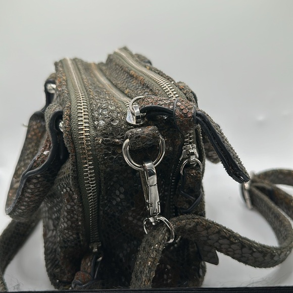 Green vegan animal snake skin mini crossbody purse - Picture 4 of 9